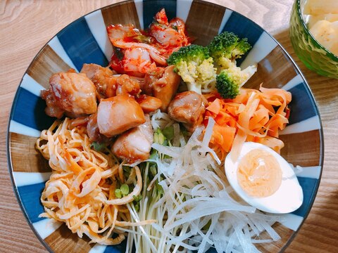 焼鳥をトッピングした冷麺